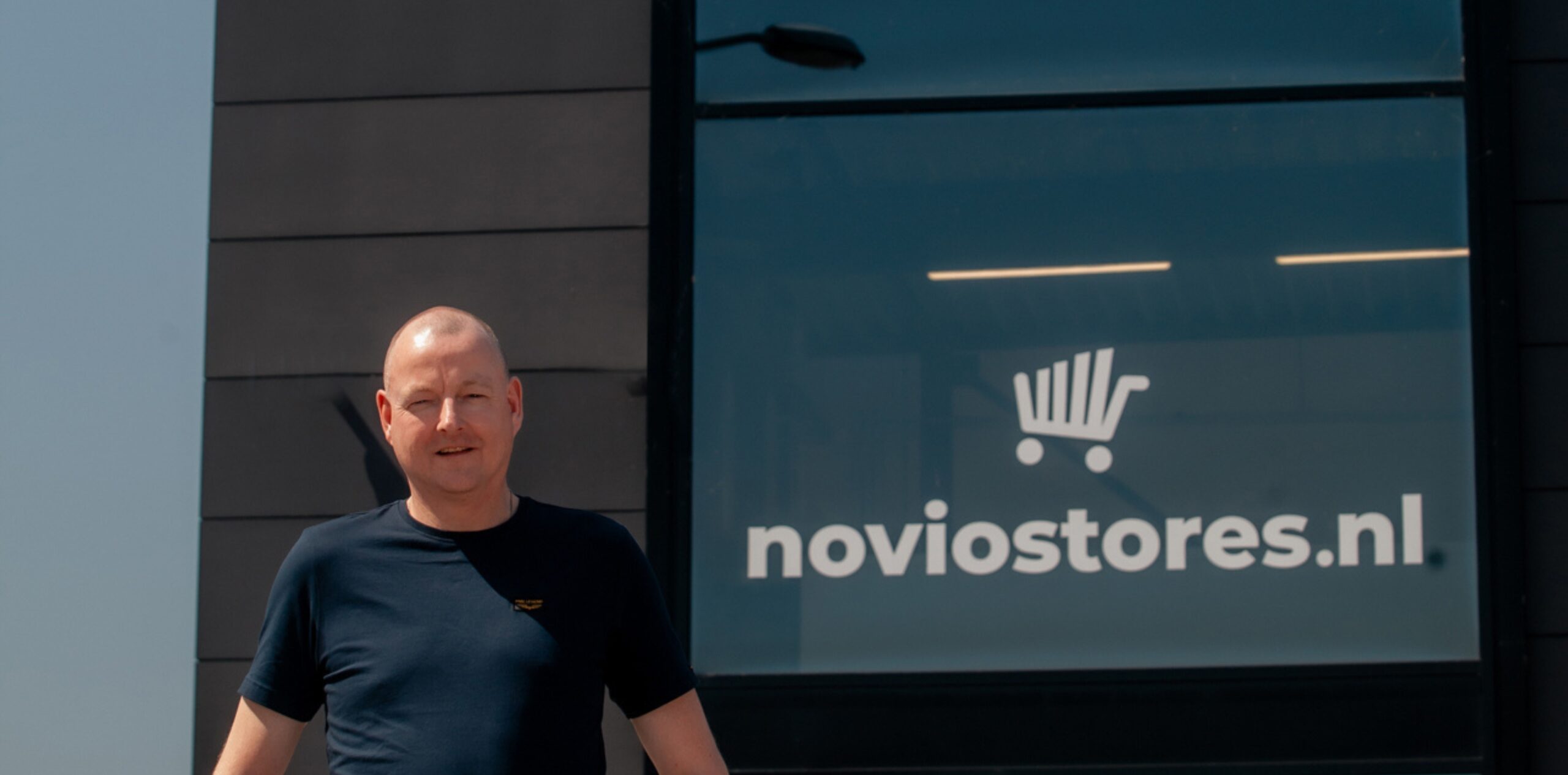 Frans Ariaans voor het pand van Noviostores.nl