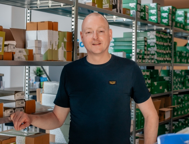 Frans van noviostores.nl in zijn warehouse